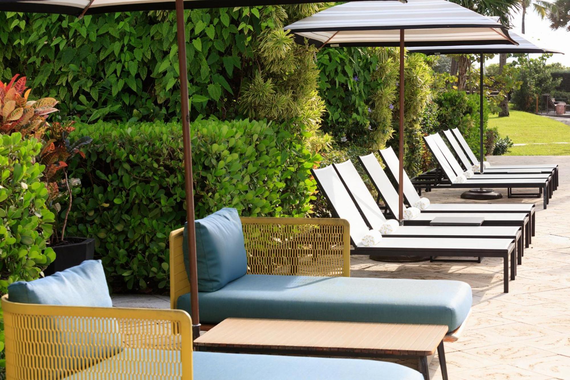 Kimpton Surfcomber Hotel By Ihg Miami Beach Exterior photo