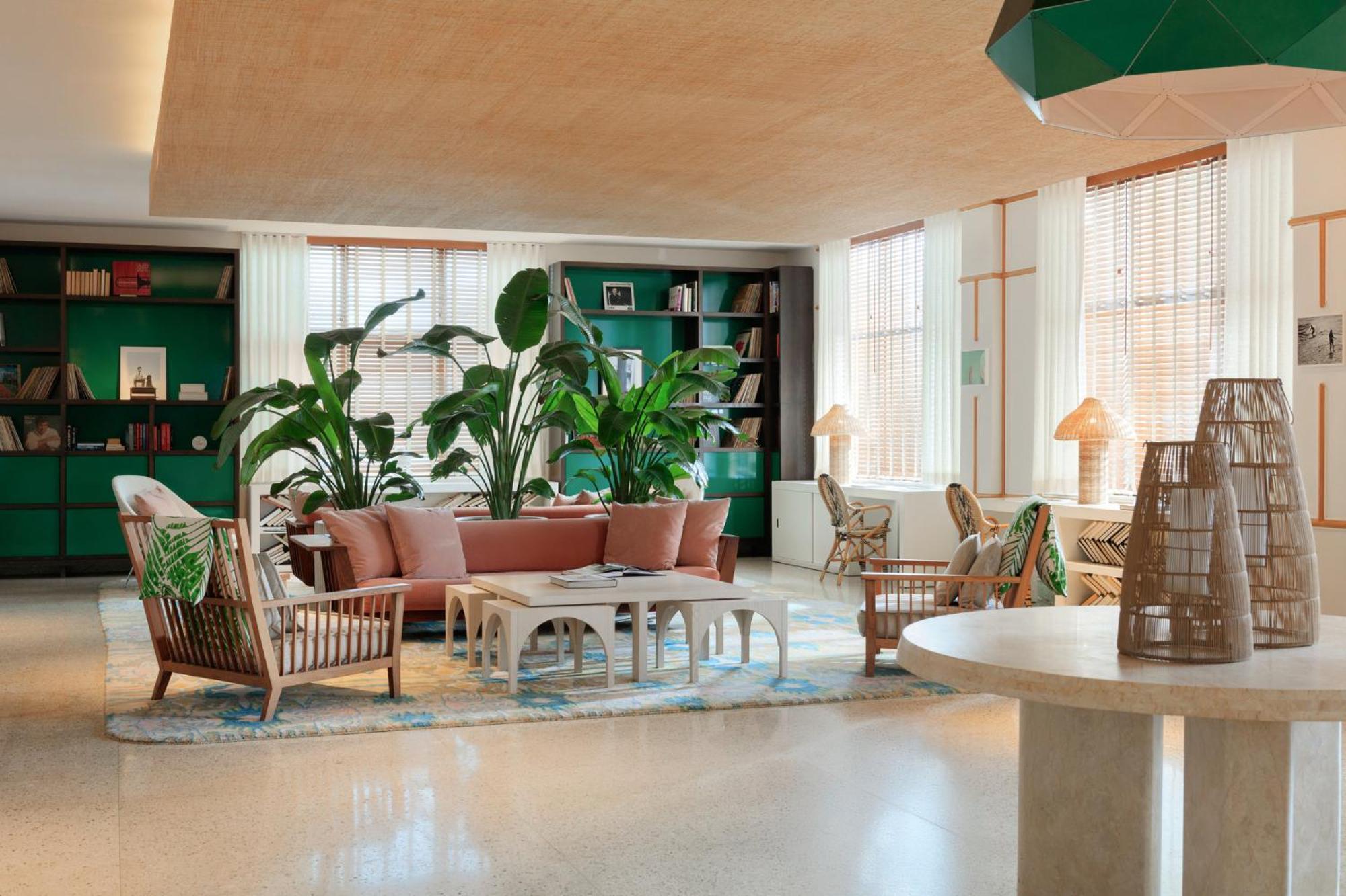 Kimpton Surfcomber Hotel By Ihg Miami Beach Exterior photo